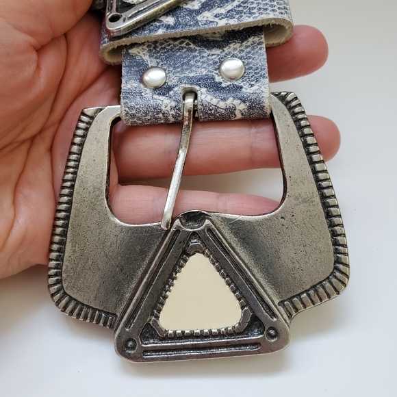 Vintage gray leather belt - snake skin design - Picture 9 of 12